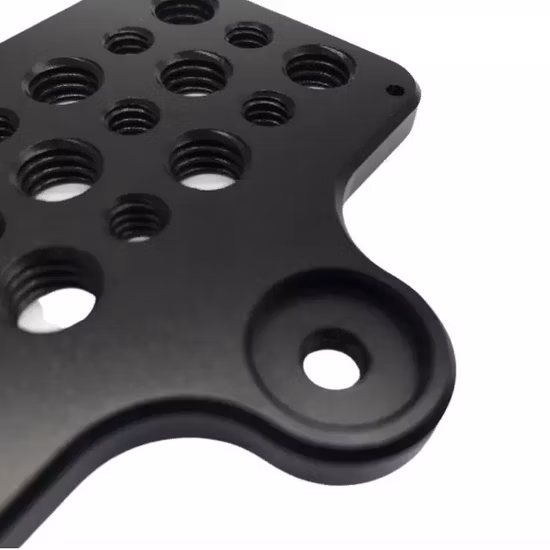 高品質の押出アルミニウムプロファイルとさまざまな色の陽極酸化処理を施した CNC 機械加工部品